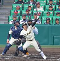 １回、２点適時二塁打を放つ崇徳・田井（撮影・中田匡峻）