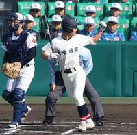 １回、先制の押し出し四球を選び、ベンチに向かってガッツポーズを見せる長崎西・岡崎憲信（撮影・中田匡峻）