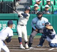 １回、チーム初安打となる中前打を放つ長崎西・芦塚陽士（撮影・中田匡峻）