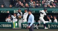 ３回、長崎西・石川瑛空の勝ち越し適時打に歓喜する長崎西ナイン（撮影・中田匡峻）