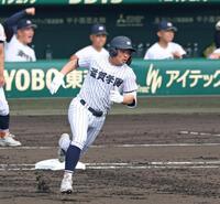 １回、逆転２点適時二塁打を放った滋賀学園・中野壮真は一塁を回る（撮影・中田匡峻）