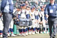 滋賀学園に惜敗しグラウンドを後にする長崎西ナイン（撮影・開出牧）