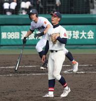 ５回、滋賀学園・吉森爽心（奥）に勝ち越し適時三塁打を浴びる長崎西・坂田啓太郎（撮影・中田匡峻）