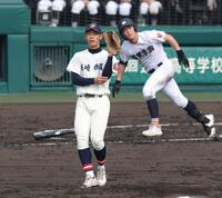 ３回、滋賀学園・吉森爽心（奥）に同点犠飛を浴びる長崎西・坂田啓太郎（撮影・中田匡峻）