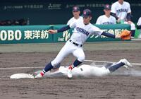 ３回、神村学園・平石陽多（下）に内野安打を許す横浜・織田翔希（撮影・中田匡峻）