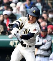 ３回、先制の適時二塁打を放つ神村学園・田中