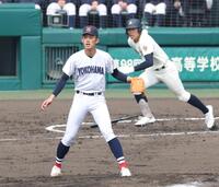 ３回、神村学園・田中翔大（奥）に先制適時二塁打を浴びる横浜・織田翔希（撮影・中田匡峻）