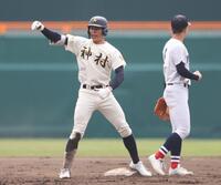 ３回、田中（左）が先制二塁打を放ち塁上でポーズする