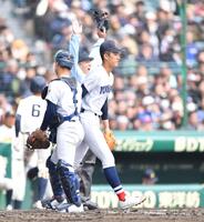 ３回、田中翔大に先制の中越え適時二塁打を打たれた横浜・織田翔希（右）。捕手・阿部龍之介（撮影・開出牧）