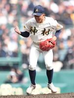 ９回、林田滉生を空振り三振に仕留めガッツポーズで雄たけびを上げる神村学園・龍頭汰樹（撮影・開出牧）