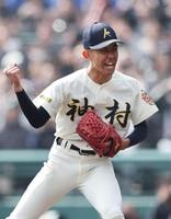 ９回、打者林田を空振り三振に仕留め、完封した龍頭