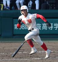 ５回、智弁学園・角谷哲人の遊ゴロで１点つを追加した智弁学園（撮影・中田匡峻）