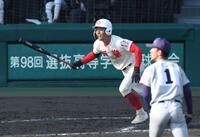 ７回、花巻東・萬谷堅心（１）からライトへ適時三塁打を放つ智弁学園・角谷哲人（撮影・中田匡峻）