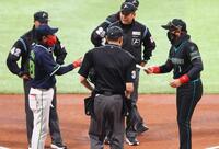 メンバー表交換で池山監督（左から２人目）と言葉を交わす新庄監督（右）＝撮影・中島達哉