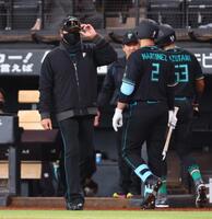 ８回、選手交代を告げる新庄監督（左）＝撮影・中島達哉