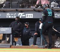 ６回、林ヘッドコーチ（中央）と言葉を交わす新庄監督。右は三振に倒れ、ベンチに戻るレイエス（撮影・中島達哉）