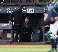９回引き分け試合となり、引き揚げる新庄監督（左）＝撮影・中島達哉