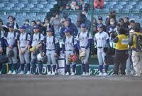 智弁学園に完敗し悔しさをにじませる古城大翔（右から２人目）ら花巻東ナイン。右端は佐々木洋監督（撮影・開出牧）