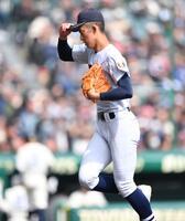 ８回途中で降板した横浜・織田翔希（撮影・開出牧）