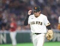 ベンチに戻る竹丸（撮影・石井剣太郎）