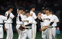 試合に勝利しタッチをかわす巨人ナイン（撮影・石井剣太郎）