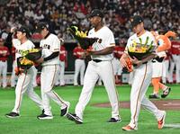 試合前、花束を贈られる大勢（右端）ら巨人のＷＢＣ参加組　