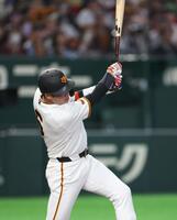 ５回、安打を放つ巨人・坂本勇人＝東京ドーム（撮影・石井剣太郎）