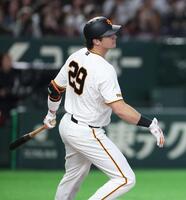 ６回、同点適時打を放つダルベック（撮影・石井剣太郎）