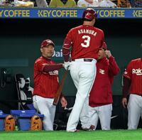 ２回、先制本塁打を放った浅村（３）を迎える三木監督（左端）＝撮影・石井剣太郎