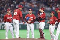 ６回、九谷（中央）のもとに集まる三木監督（左から２人目）ら楽天ナイン（撮影・石井剣太郎）