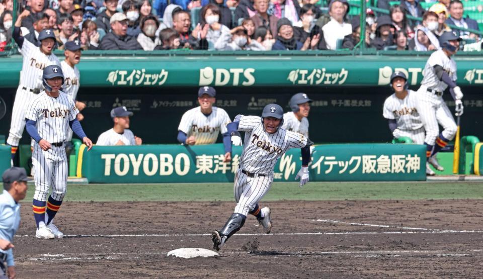 　８回、逆転２点二塁打を放ち一塁を回る帝京・蔦原（撮影・中田匡峻）