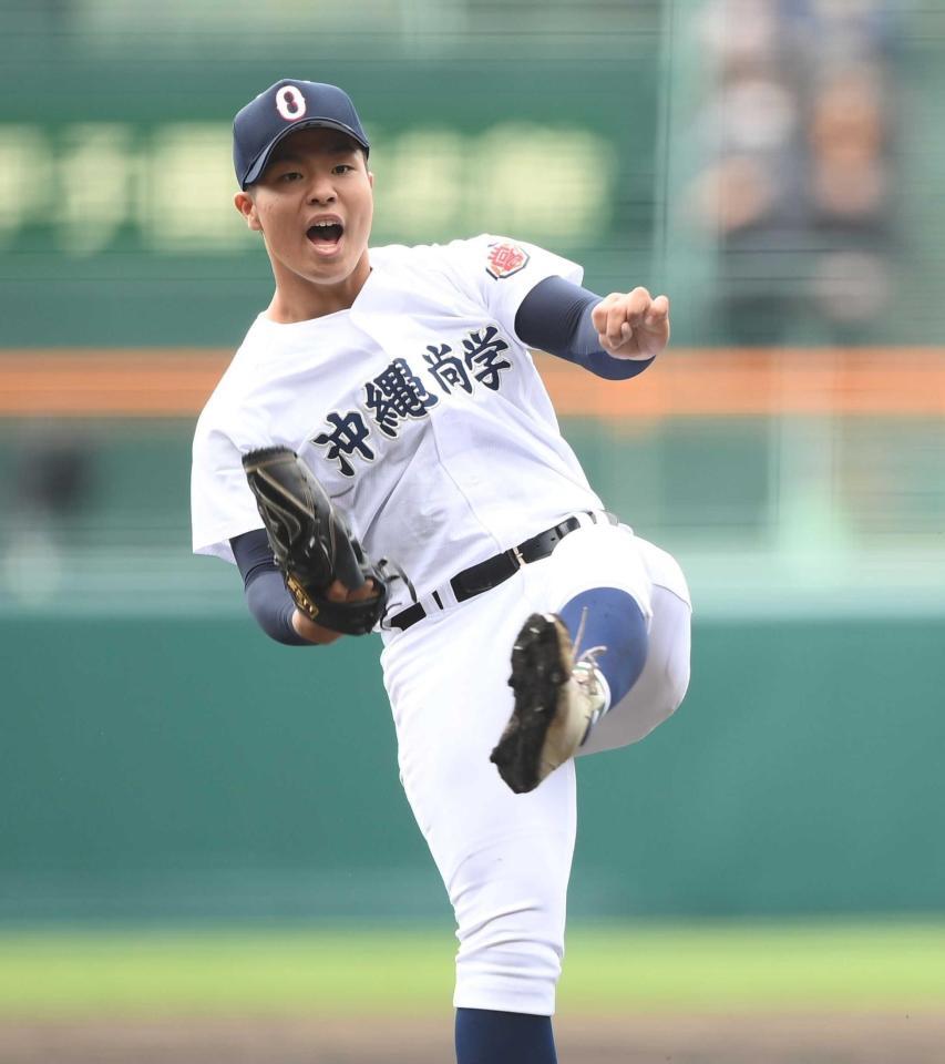 　１回、先頭の帝京・安藤を空振り三振に仕留め雄たけびを上げる沖縄尚学・末吉