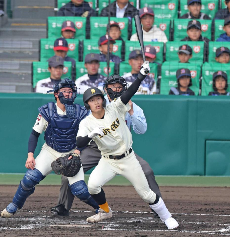 １回、２点適時二塁打を放つ崇徳・田井（撮影・中田匡峻）