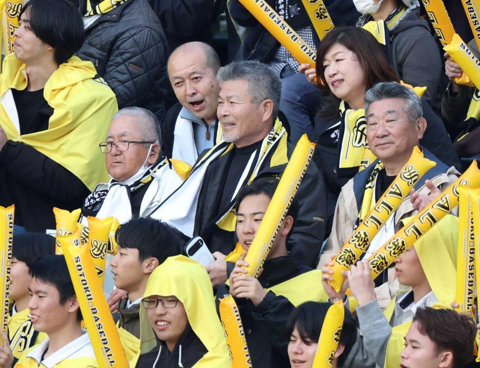 ＯＢらと崇徳の試合を観戦する山崎隆造氏（中央）