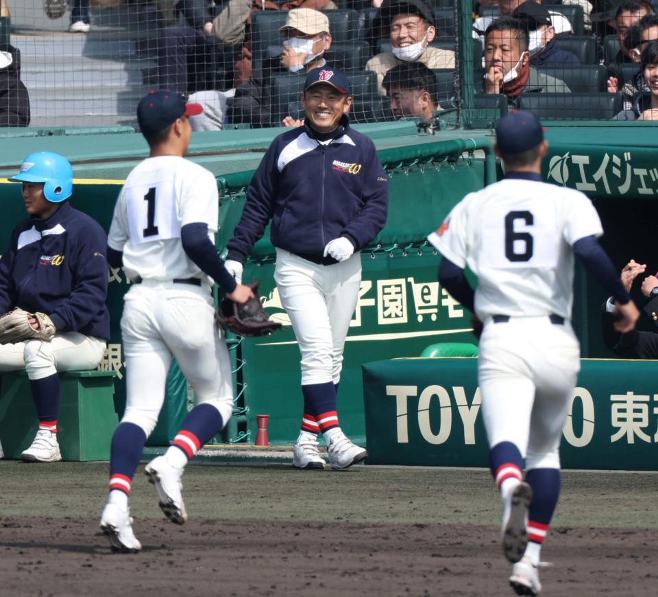 ６回のピンチを切り抜けた長崎西・熊寛生（１）を見ながら笑顔を見せる長崎西・宗田将平監督（撮影・中田匡峻）