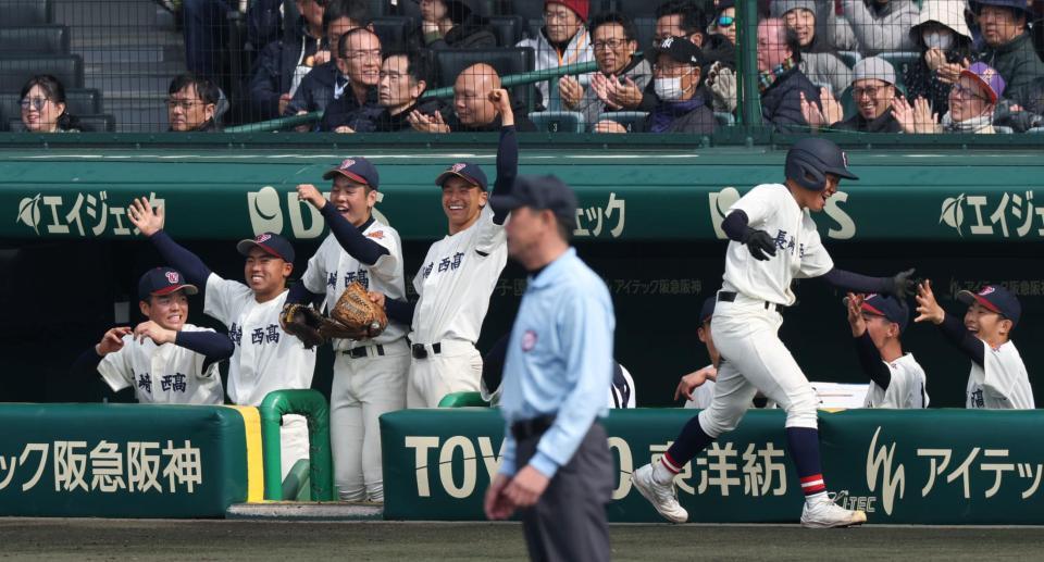 ３回、長崎西・石川瑛空の勝ち越し適時打に歓喜する長崎西ナイン（撮影・中田匡峻）