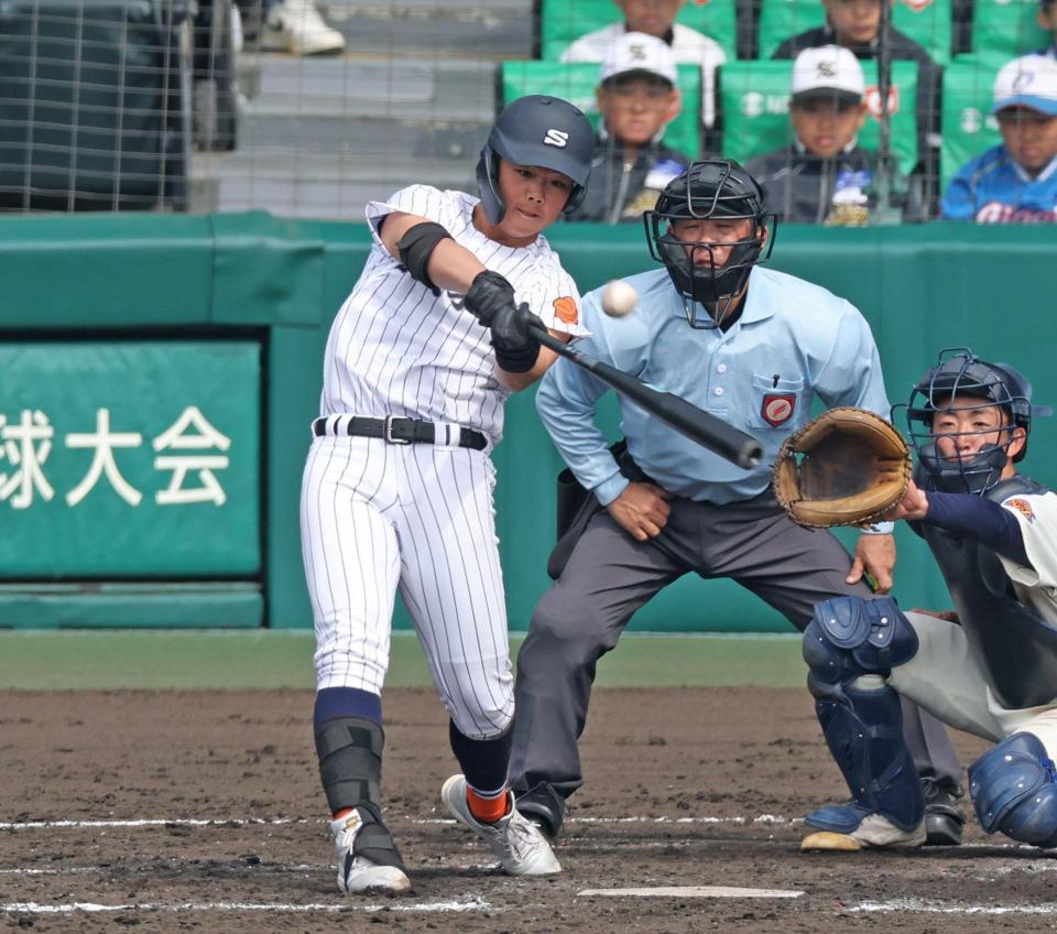 ５回、ライトへ勝ち越し適時三塁打を放つ滋賀学園・吉森爽心（撮影・中田匡峻）