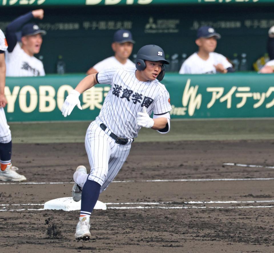 １回、逆転２点適時二塁打を放った滋賀学園・中野壮真は一塁を回る（撮影・中田匡峻）