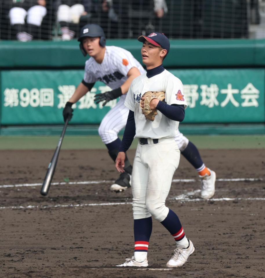 ５回、滋賀学園・吉森爽心（奥）に勝ち越し適時三塁打を浴びる長崎西・坂田啓太郎（撮影・中田匡峻）