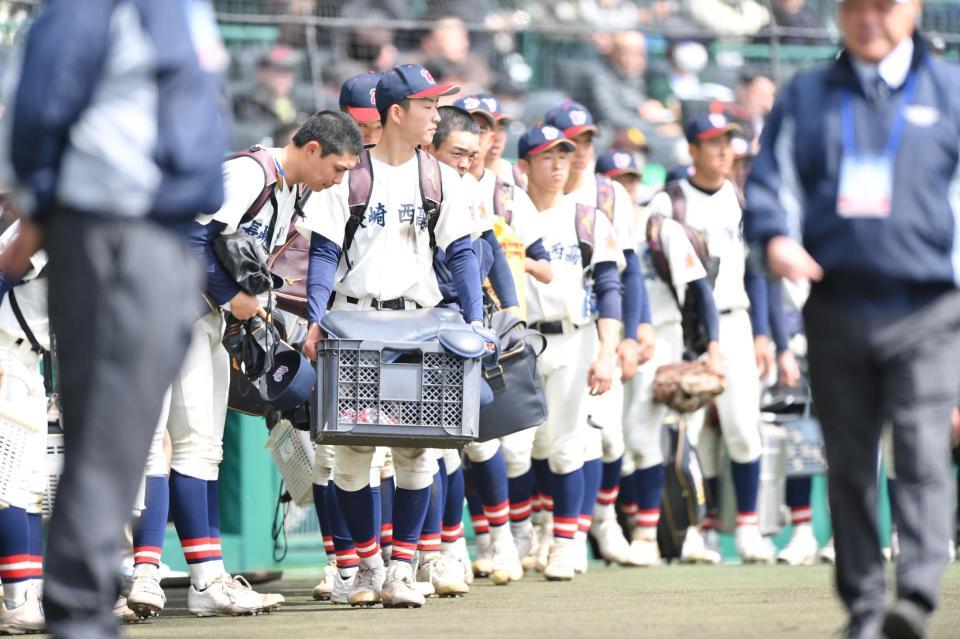 滋賀学園に惜敗しグラウンドを後にする長崎西ナイン（撮影・開出牧）
