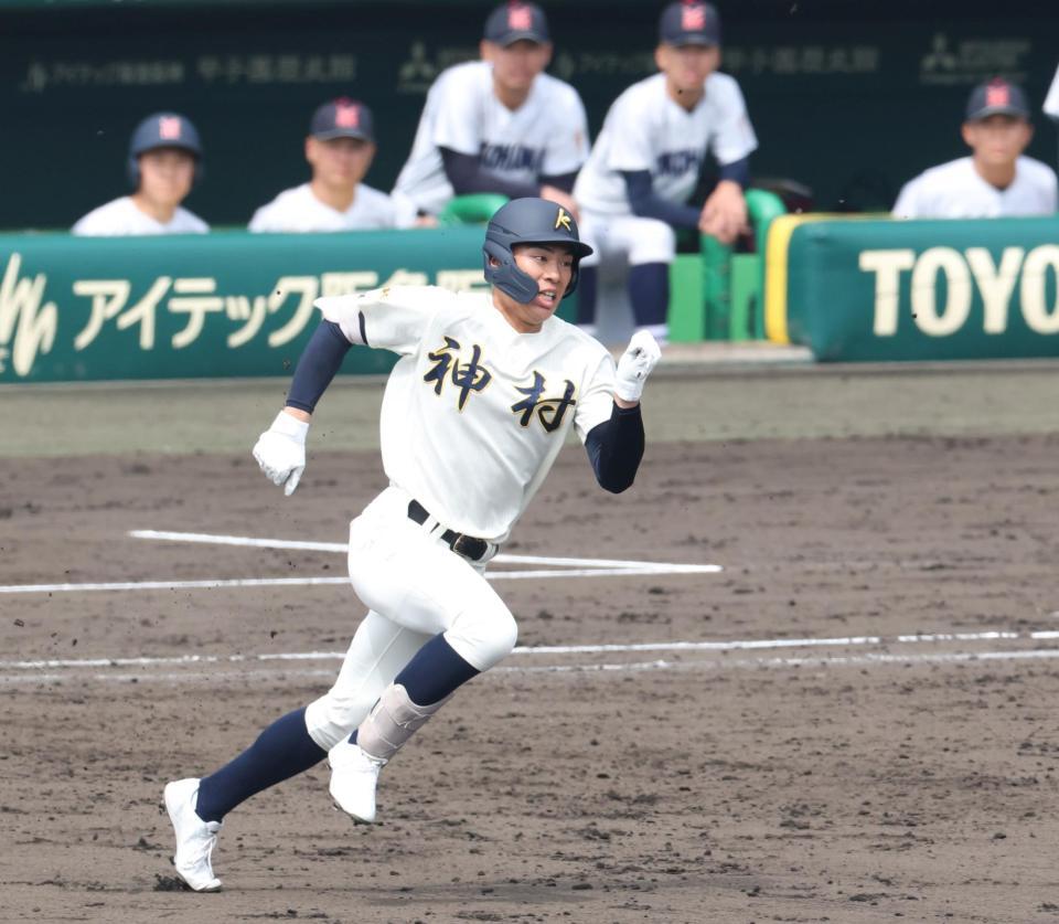 ３回、先制適時二塁打を放った神村学園・田中翔大（撮影・中田匡峻）