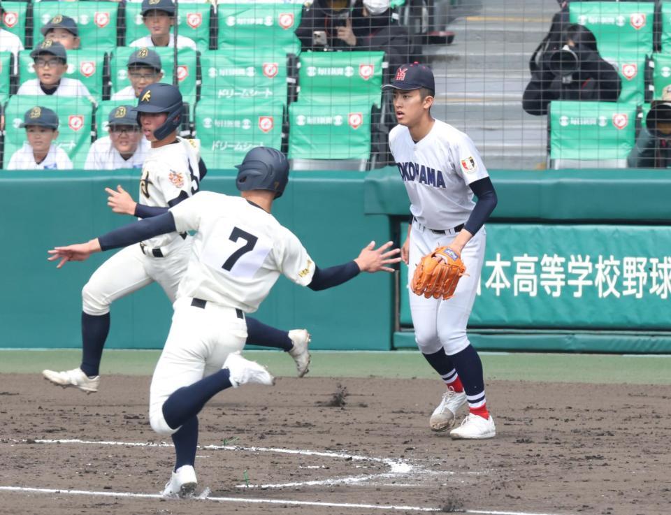 ３回、神村学園・川崎怜央に右犠飛を浴び、追加点を許す横浜・織田翔希（右）＝撮影・中田匡峻