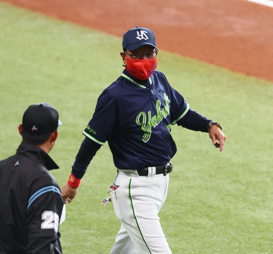 赤いマスクでメンバー表交換に向かう池山監督（撮影・中島達哉）