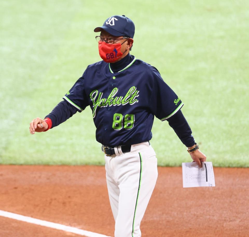 メンバー表を交換し、ベンチに戻る池山監督（撮影・中島達哉）