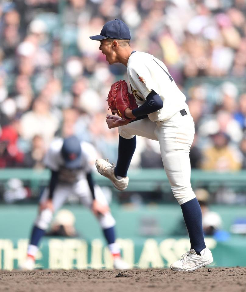 ９回、林田滉生を空振り三振に仕留めガッツポーズで雄たけびを上げる神村学園・龍頭汰樹（撮影・開出牧）
