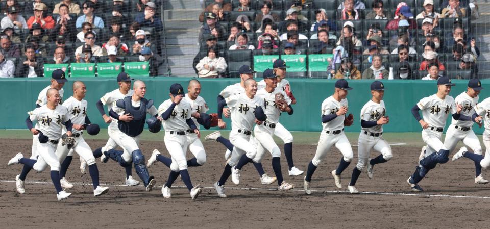 横浜に勝利し、笑顔で駆け出す神村学園ナイン（撮影・中田匡峻）