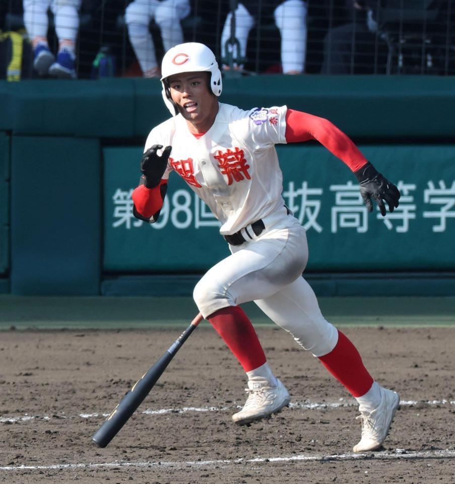 ５回、智弁学園・角谷哲人の遊ゴロで１点つを追加した智弁学園（撮影・中田匡峻）