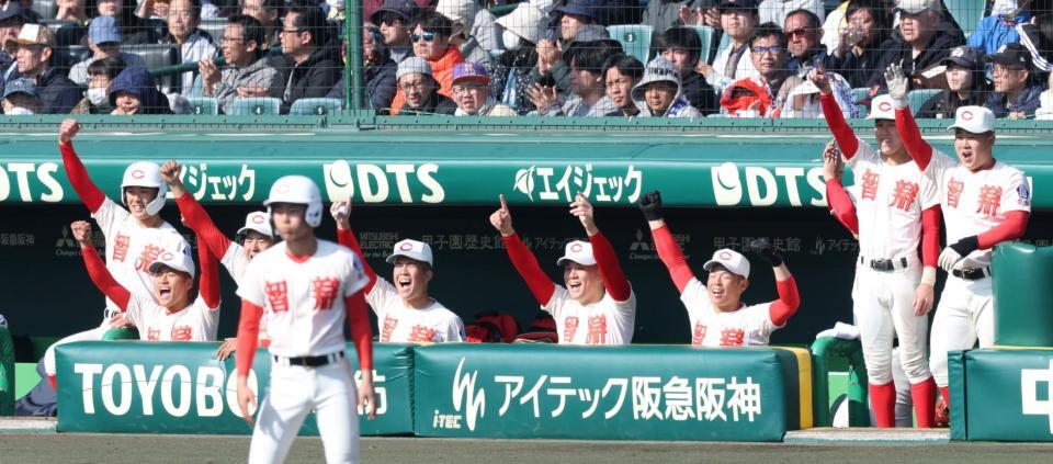 ３回、智弁学園・角谷哲人の先制適時二塁打で盛り上がる智弁学園ナイン（撮影・中田匡峻）