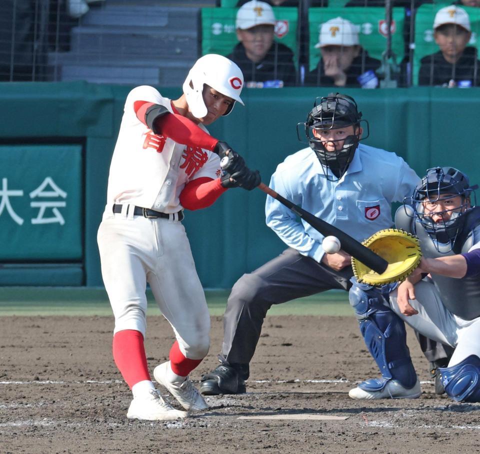 ５回、智弁学園・角谷哲人の遊ゴロで１点つを追加した智弁学園（撮影・中田匡峻）