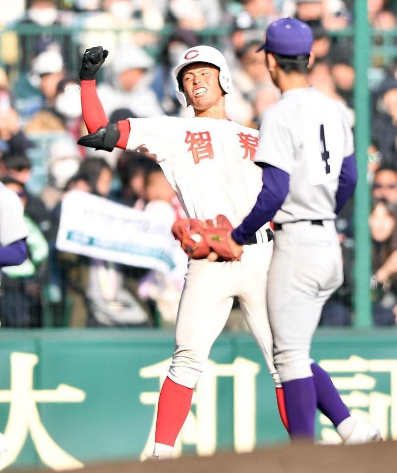 ７回、右越え適時三塁打を放ちガッツポーズを決める角谷哲人（撮影・開出牧）